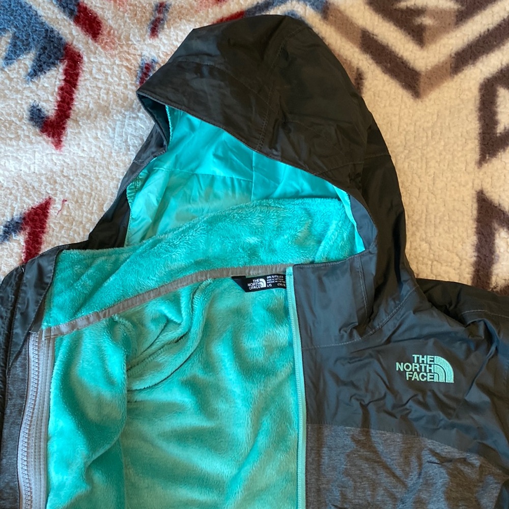 Girls North Face jacket size 14/16. Runs small I think. I’d say 12. Like new.